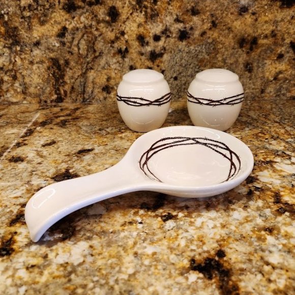 Brand New in Box HiEnd Accents BARBWIRE SALT & PEPPER SHAKER SET, 3" x 3.25" H - Picture 5 of 6